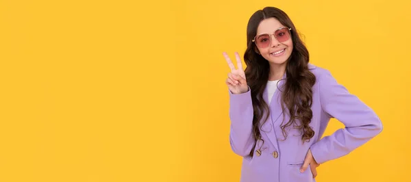 자주색 자켓을 배경에 선글라스를 소녀는 평화의 손짓을 어린이 포스터 — 스톡 사진