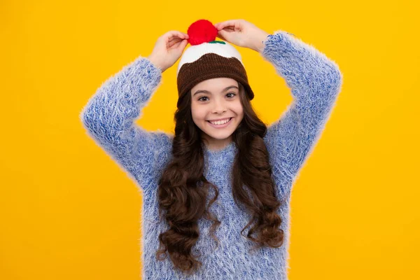 배경에 스웨터를 모자를 적극적 미소짓는 소녀의 — 스톡 사진