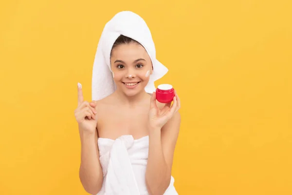 Gelukkig Tiener Kind Douche Handdoek Aanbrengen Gezichtscrème — Stockfoto