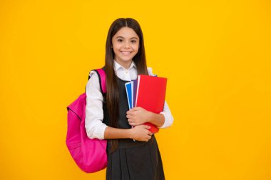 Okula dönelim. Okul çantalı liseli kız izole stüdyo geçmişi üzerine kitap tutuyor. Okul ve eğitim kavramı. Okul üniformalı ergen kız.