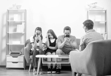 Telefon bağımlısı bir çocuk, anne ve babası psikolog problemleri çözüyor..