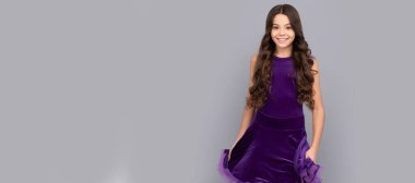 Dans salonu elbisesi içinde uzun dalgalı saçlı gülümseyen çocuk. Çocuk yüzü, yatay poster, izole edilmiş genç kız portresi, fotokopi alanı olan pankart