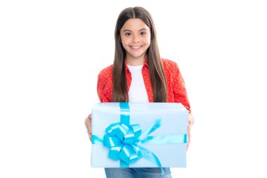 Mutlu gülümseyen genç bir kızın portresi. Şimdiki kutuya sahip genç bir çocuk beyaz arka planda izole edilmiş. Genç kız doğum günü hediyesi veriyor. Hediye, selam ve hediye konsepti