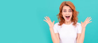 İzole edilmiş yüz portresi, mavi arka planda kıvırcık saçlı, şaşkın kızıl saçlı kadın. İzole edilmiş yüz portresi, kopyalama alanı olan pankart