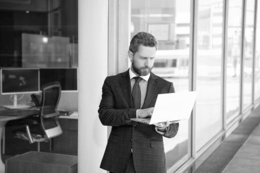 Serbest çalışan adam blogu çevrimiçi. İnternette yazıyorum. İş adamı blog yazmak için dizüstü bilgisayar kullanıyor. Sosyal ağ ve web günlüğü. İş bilgisayarı iletişimi. Modern teknoloji. İnternet erişimi. e- postayı kontrol et.