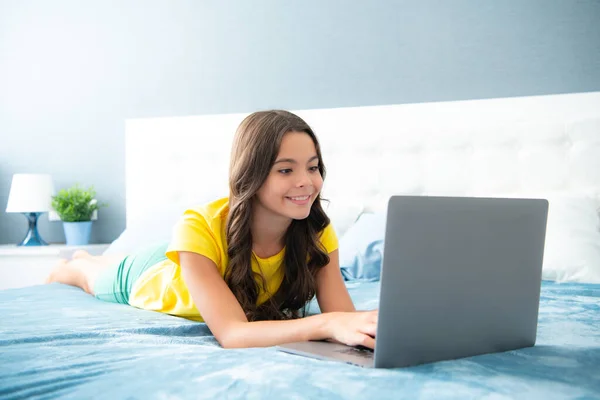 Egy Tinédzser Lány Fekszik Egy Laptopágyon Kommunikál Barátaival Laptopon Tinédzser — Stock Fotó