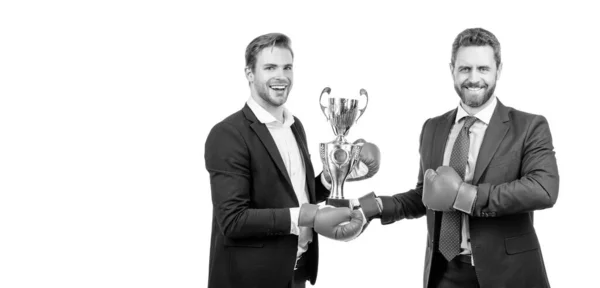 Compañeros Felices Sostienen Copa Oro Premio Logro Empresarial Celebrando Éxito —  Fotos de Stock