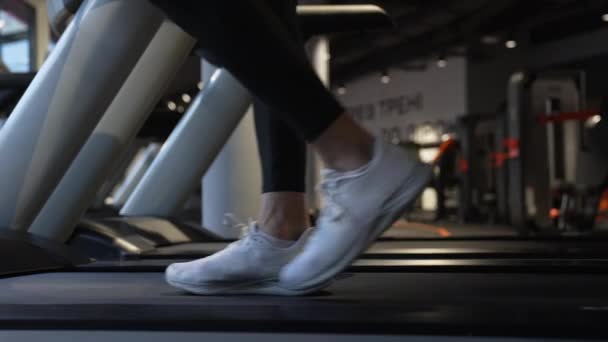 Fit Kaki Sepatu Berjalan Atas Treadmill Kebugaran Gym Latihan Treadmill — Stok Video