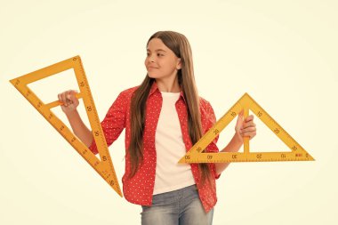 Ölçme ve ölçme. Çocuk eğitimi. Matematik. Gülümseyen genç kız üçgen cetvel tutuyor. Okula dönüyorum. Cebir ve geometri. Çocuk matematik okuyor. Boyutunu ölçün. trigonometri sayfası.