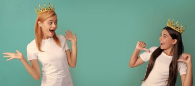 Anne ve kız çocuk afişi, kopyalama alanı, izole edilmiş arka plan. Ne güzel bir sürpriz. Şaşkın kadın kendini suçlayan kıza bak. İşaretleme, kopyalama alanı