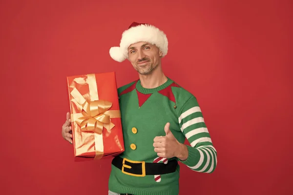 Veselý Vánoční Dárek Palec Nahoru Šťastný Muž Kostýmu Skřítka Klobouku — Stock fotografie