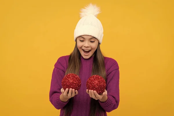 Surpresa Adolescente Menina Usar Chapéu Segurar Bolas Decorativas Natal — Fotografia de Stock