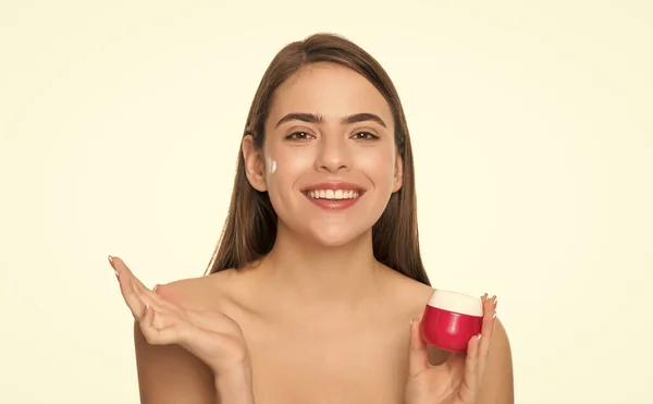Szépségápoló Tisztító Súroló Női Kozmetikai Termék Bemutatása Arckrémet Alkalmazó Boldog — Stock Fotó