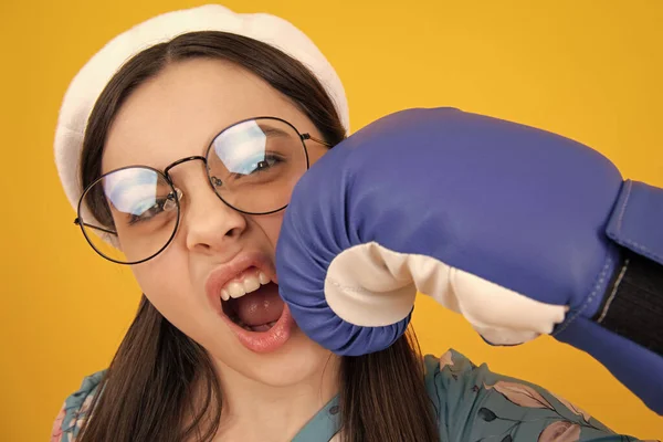 Lustiges Schlaggesicht Teenager Spaß Boxer Mädchen Boxhandschuhen Auf Gelbem Hintergrund — Stockfoto