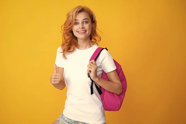 Pastel Sarısı Arka Planda Sırt Çantalı Eğlenceli Genç Kız Üniversite — Stok fotoğraf