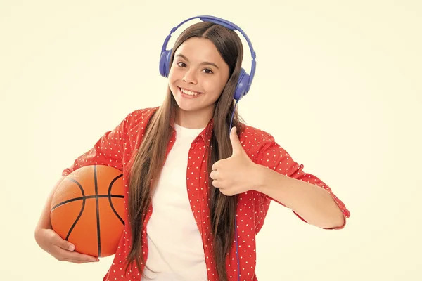 勝利は試合に勝つ バスケットボールボールを持つ10代の女の子 幸せな笑顔の十代の子供の少女の肖像画 子供スポーツ アクティブライフスタイル チームゲーム 趣味の概念 — ストック写真