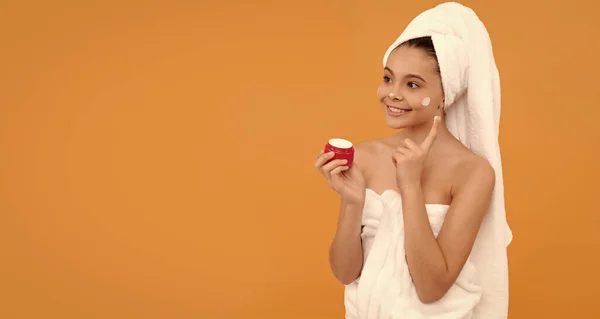 Positivo Adolescente Menina Chuveiro Toalha Aplicar Creme Facial — Fotografia de Stock