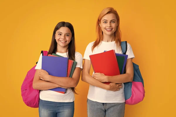 Colegialas Madre Hija Con Bolsa Escolar Libros Listos Para Aprender —  Fotos de Stock