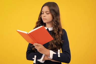 Okula dönelim. Kitaplı liseli bir kızın portresi. Çocuk okulu ve eğitim konsepti. Öğrenci kız. Düşünen genç kız, düşünceli duygu.