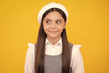 Ergenlik çağındaki tatlı bir kız vesikalığı. İzole edilmiş arka planda çocuk portresi. Güzel ergen yüzü