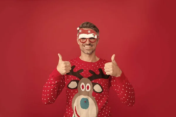 Щасливий Чоловік Зимовому Светрі Вечірці Санта Клаус Окуляри Різдвяний Хлопець — стокове фото