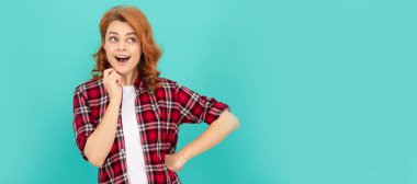 Kıvırcık saçlı, kareli gömlekli mutlu bir kızıl kadın. Duyguları var. İzole edilmiş yüz portresi, kopyalama alanı oluşturulmuş pankart