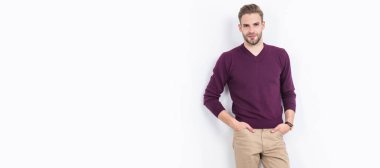 Çekici genç adam beyaz giysili günlük kıyafetler giyer. İnsan yüzü portresi, kopyalama alanı olan pankart