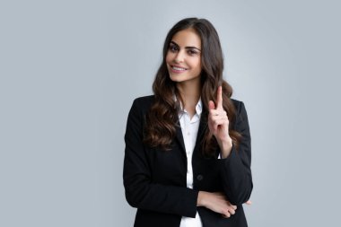 Kadın fotokopi alanını işaret ediyor, kopyalama alanını gösteriyor. Promosyon, reklam içerikli jest gösteren kız, elle tavsiye edilen ürünü işaret ediyor. İzole edilmiş arkaplan