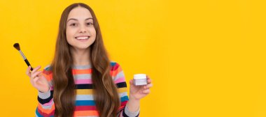 Kendimi çok güzel hissediyorum. Mutlu çocuk makyaj yap. Makyaj sanattır. Güzellik ruhtur. Genç çocuklar için makyaj malzemeleri, poster tasarımı. Güzellik çocukları makyaj, fotokopi alanı ile pankart