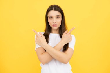 Kadın fotokopi alanını işaret ediyor, kopyalama alanını gösteriyor. Promosyon, reklam içerikli jest gösteren kız, elle tavsiye edilen ürünü işaret ediyor. İzole edilmiş arkaplan