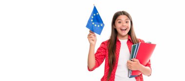 Yurtdışında okuyan hayret verici bir çocuk. seyahat et ve yabancı dil öğren. Genç kızda Avrupa Birliği bayrağı var. Öğrenci portresi, stüdyo afişi. Okul çocuğu yüzü, boşluklar