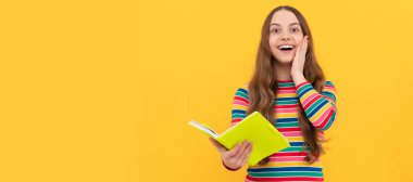 Çalışmaya hazırım. Mutlu kız kitabı. Childs çalışması. Öğrenci portresi, stüdyo afişi. Okul çocuğu yüzü, boşluklar