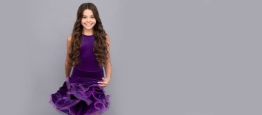 Güzellik ve moda. çocukluk. Dans kıyafetleri giyin. Genç ve mutlu dansçı kız. Çocuk yüzü, yatay poster, izole edilmiş genç kız portresi, fotokopi alanı olan pankart