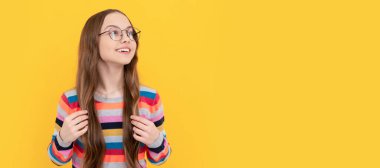 Göz sağlığı. Optik göz merceği. Okula dönüyorum. Bilgi ve eğitim. Uzun saçlı çocuk. Çocuk yüzü, yatay poster, izole edilmiş genç kız portresi, fotokopi alanı olan pankart