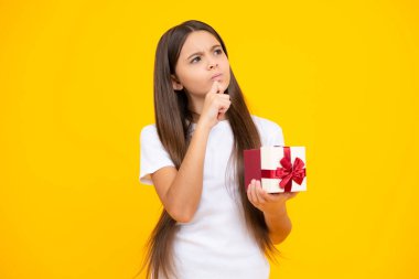 Hediye kutusu olan ergen bir çocuk. Tatil hediyesi. Mutlu yıllar, Sevgililer Günü, Yeni Yıl ya da Noel. Çocuk hediye kutusunu tut. Düşünen yüz, genç kızın düşünceli duyguları.