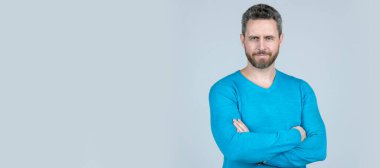 İnsan yüzü portresi, fotokopi alanı olan pankart. Saf güven. Tıraşsız, kıllı ve bıyıklı adam. Kendine güvenen olgun adam