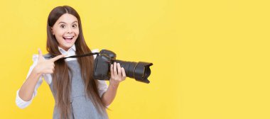 Reklam. Modern kameralı bir fotoğrafçı. Kameralı çocuk fotoğrafçısı, yatay poster, fotokopi alanı olan afiş