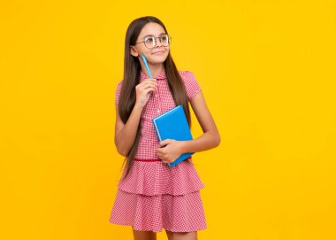 Kitaplarla izole edilmiş stüdyo geçmişi olan liseli kız.