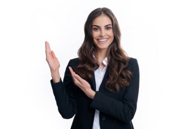 Kadın fotokopi alanını işaret ediyor, kopyalama alanını gösteriyor. Promosyon, reklam içerikli jest gösteren kız, elle tavsiye edilen ürünü işaret ediyor. Kadın ofis çalışanı, başarılı menajer.