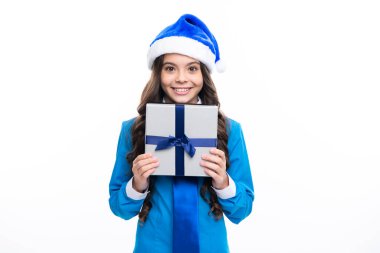 Beyaz stüdyo arka planında izole edilmiş hediye kutusunu tutan genç kız. Hediye, selam ve hediye konsepti. Yeni yıl ya da Noel tatili konsepti