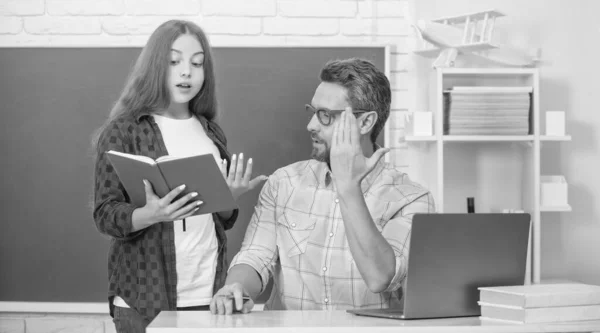 Terug Naar School Onderwijs Aan Kinderen Student Mentor Met Laptop — Stockfoto