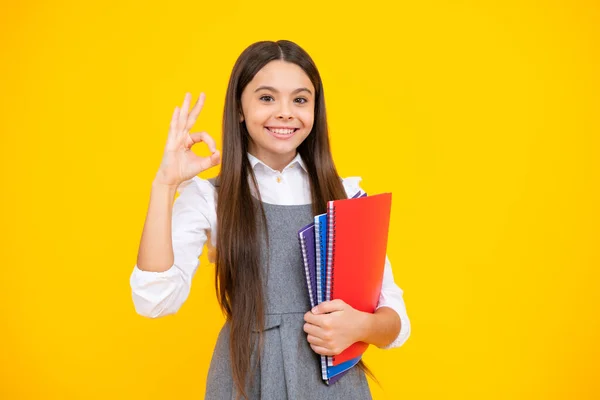 十几岁的女生拿着书本和笔记本 背景是黄色的 复制空间 返回学校 青少年生活方式 教育和知识 — 图库照片
