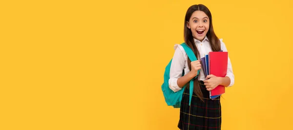 Chico Sorprendido Hacer Tarea Estudiante Adolescente Llevar Cabo Planificador Portátil —  Fotos de Stock