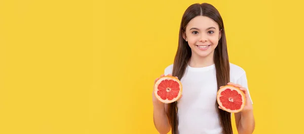 Fröhliche Kinder Halten Grapefruit Auf Gelbem Hintergrund Mädchenporträt Mit Orangefarbener — Stockfoto