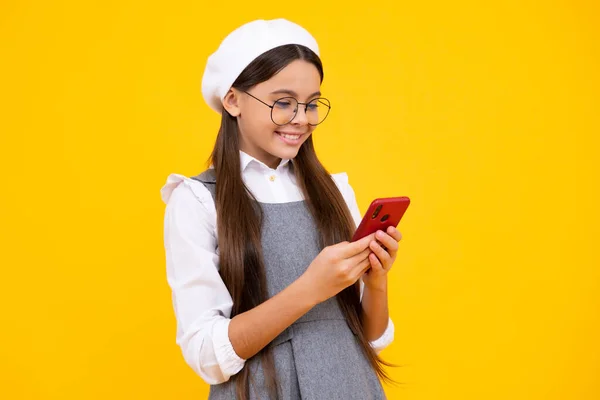 Tonårstjej Med Smart Telefon Porträtt Tonårsbarn Med Mobiltelefon Mobilapp Glad — Stockfoto