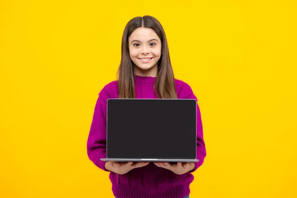 Smart Girl Laptop Casual Clothes Isolated Yellow Background Screen Laptop — Φωτογραφία Αρχείου