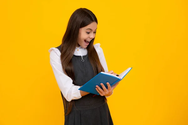 惊讶的少女 回学校去带着书本准备学习的未成年女学生 在校女童在孤立的黄色工作室背景 激动的表情 快乐的心情 — 图库照片