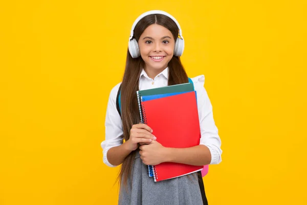 Νεαρή Αμερικανίδα Έφηβη Μαθήτρια Ακουστικά Και Βιβλία Που Απομονώθηκαν Στο — Φωτογραφία Αρχείου