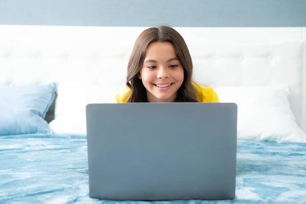 Boldog Tini Lány Otthon Laptoppal Ágyában Gyermek Böngészés Internet Számítógépen — Stock Fotó