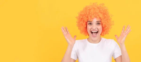 黄色の背景にオレンジの髪のウィッグを身に着けている空想的な外観を持つ非常に幸せな面白い女の子 女性の孤立した顔の肖像画 コピースペースのバナー — ストック写真